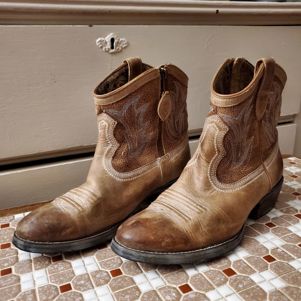 Ariat short western style boots 6.5